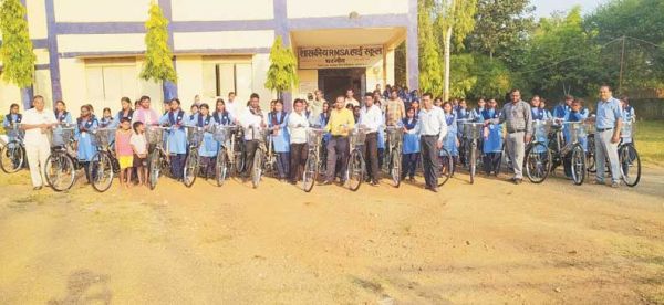 हाईस्कूल थरगांव में साइकिल वितरण