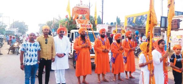 नगर कीर्तन का जगह-जगह फूलों की बारिश कर स्वागत