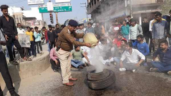 खराब सडक़ों को लेकर ग्रामीण छात्रों को आने-जाने में हो रही परेशानी, 
