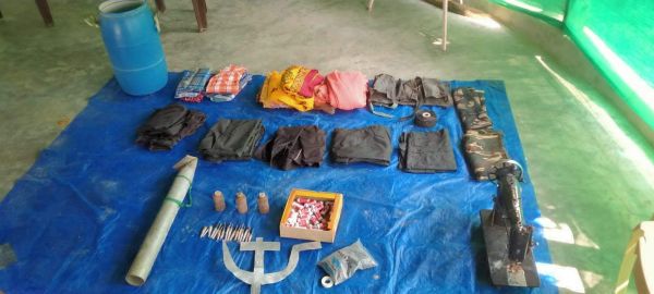 जंगल में पुलिस आते देख भागे नक्सली, विस्फोटक व अन्य सामान बरामद