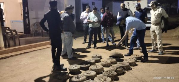 सांपों के 20 पिटारे जब्त, सपेरे भाग गए