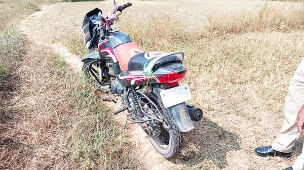 खेत में मिली युवक की लाश, पास ही बिना नं. की बाइक