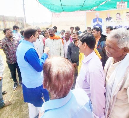 किसानों से मिलकर नवाज ने की चर्चा