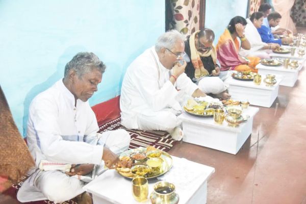 सीएम ने गुलगुला भजिया और लाखड़ी भाजी का लिया आनंद