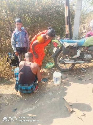 बाइकें भिड़ीं, पंचायत सचिव पत्नी बच्चे सहित घायल