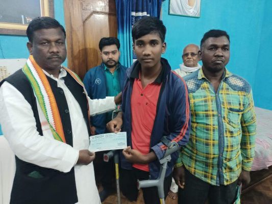 आदिवासी युवक के इलाज में मवेशी-जमीन बिके