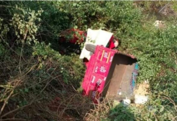 ट्रैक्टर-ट्रॉली खाई में , 2 दर्जन से अधिक घायल