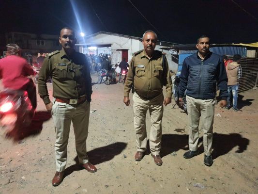 पुलिस ने शासकीय शराब दुकानों का किया निरीक्षण