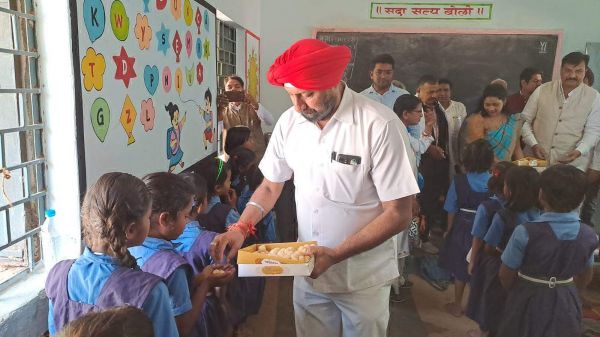 शहर कांग्रेस ने बच्चों को बांटी मिठाई