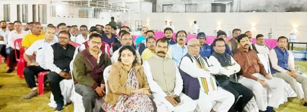 नेता, अधिकारी, व्यवसायी, पत्रकारों ने मिलकर मनाई दीवाली