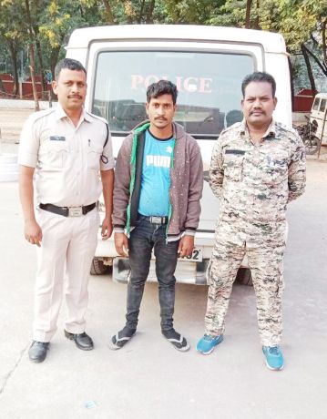 अवैध शराब परिवहन करते पकड़ाया युवक  