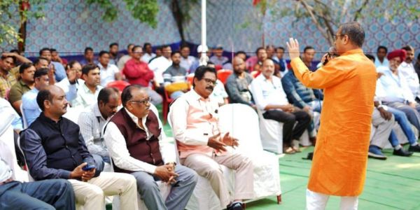 केंद्र की दमनात्मक नीति के खिलाफ हम रेलवे कर्मचारियों के साथ- शैलेश पांडेय 