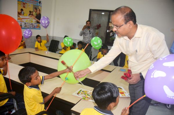 दिव्यांग बच्चों के लिए बाल दिवस बन गया खास, कलेक्टर-एसपी ने मुंह में घोल दी मिठास