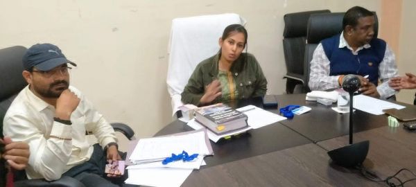 नाली के ऊपर रैंप, सीढ़ी, चबूतरा अपने लेवल पर हटा लें, ताकि हो सके सफाई और बचाई जा सके सडक़