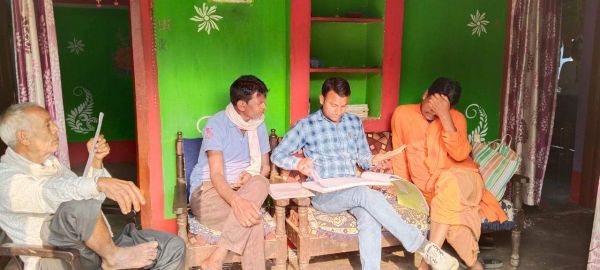 पहली बार धमतरी के पटवारी घर-घर जाकर कर रहे, 5 हजार खाताधारकों से संपर्क