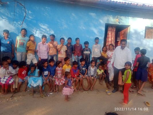 बाल दिवस पर बच्चों को दी मिठाईयां