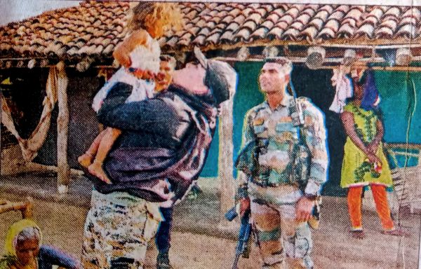 घोर नक्सली क्षेत्रों में पहुंचीं एसपी, ग्रामीणों और जवानों का हौसला बढ़ाया, बच्चों को किया प्यार