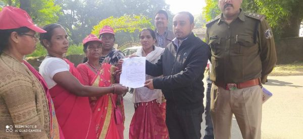 मांगों को ले आंबा कार्यकर्ताओं का धरना-प्रदर्शन