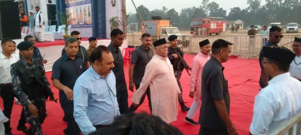 सभी के धर्मों का आदर व सम्मान करो, किसी के पूजा पद्धति को बदलने का प्रयास मत करो- भागवत