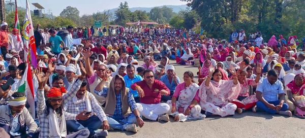 आरक्षण की मांग को ले सर्वआदिवासी समाज का चक्काजाम, धरना
