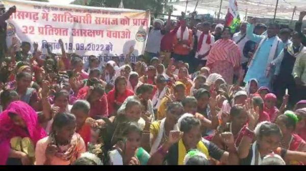 आदिवासी समाज ने किया चक्काजाम