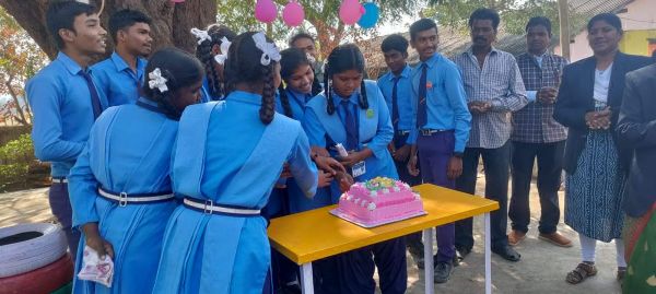स्कूल में केक काटकर मनाया बाल दिवस