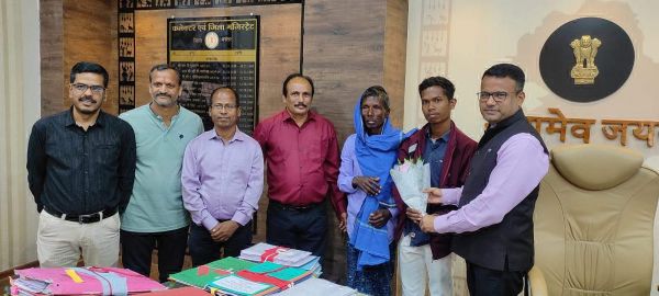 महासमुंद मेडिकल कॉलेज में प्रवेश पर मानसिंह को कलेक्टर ने दी बधाई