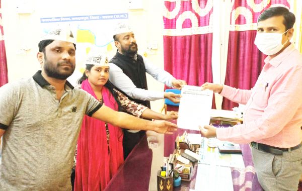 खस्ताहाल सडक़-नाली मरम्मत की मांग को ले निगम आयुक्त से मिले आप कार्यकर्ता