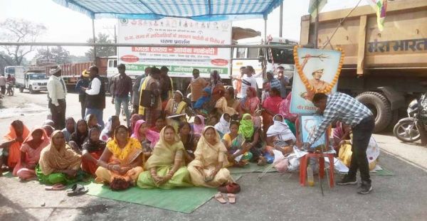 आरक्षण की मांग को लेकर आदिवासी समाज ने किया चक्काजाम