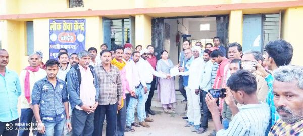 ग्रामीण की करंट से मौत, दोषियों पर कार्रवाई व मुआवजे की मांग, ज्ञापन