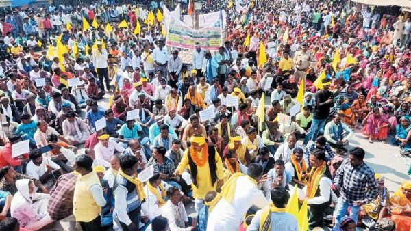 आरक्षण कटौती के खिलाफ सर्व आदिवासी समाज का प्रदर्शन, डेढ़ घंटे तक रहा चक्काजाम