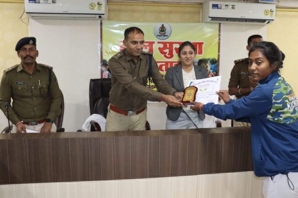 बाल सुरक्षा सप्ताह: प्रावीण्य सूची में आए विद्यार्थियों का सम्मान