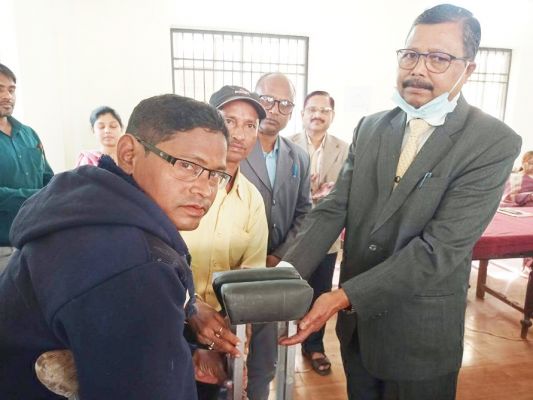 दिव्यांगों को सहायक उपकरण वितरित