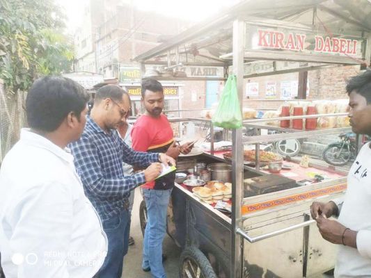 किराना दुकानों से लिए नमकीन, गुलाब जामुन, आइसक्रीम के सैंपल