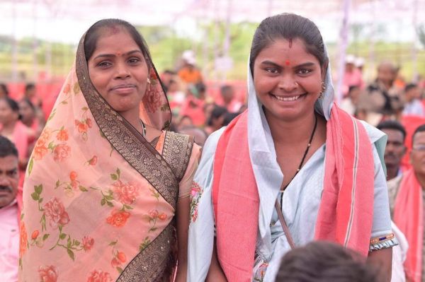 मछलियों का आचार बना रही महिलाएं, अच्छी डिमांड