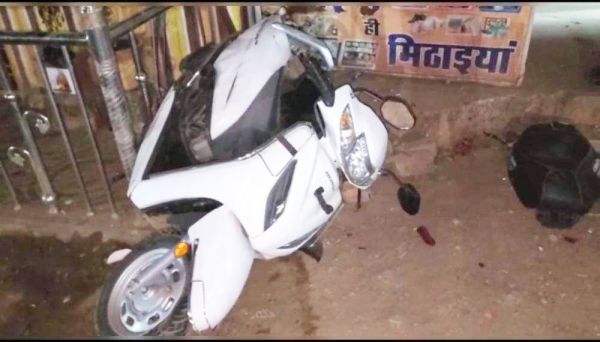 टहल रहे युवक व खड़ी गडिय़ों को बोलेरो ने मारी ठोकर 