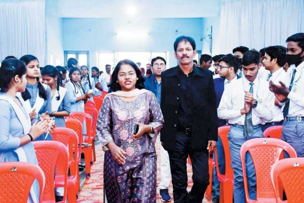 कराओके क्लब द्वारा बौद्धिक परिचर्चा