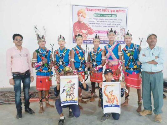 बस्तरिया नृत्य ने मन मोहा