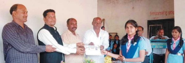 बरपानी स्कूल में बाल दिवस पर प्रतिभावान बच्चे सम्मानित