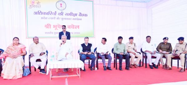 सीएम ने की अफसरों के कार्यों की समीक्षा