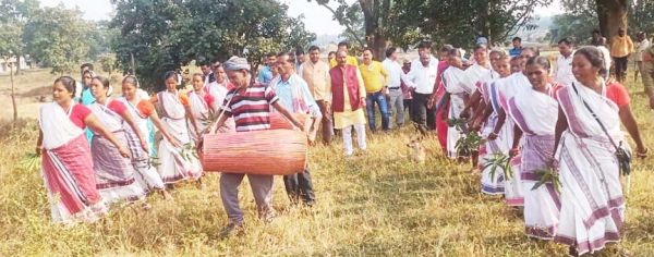 आदिवासी गीतों और नृत्य से कमरो का स्वागत