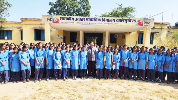 खालेमुरवेंड स्कूल पहुंचे विधायक, बच्चों से मिलकर जाना हाल