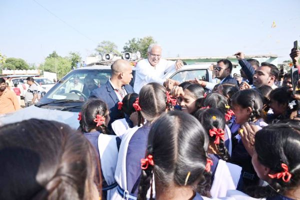 सीएम ने काफिले को रूकवाया