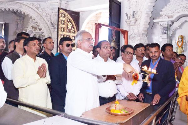 सीएम ने किया इंदिरा की आदमकद प्रतिमा का अनावरण