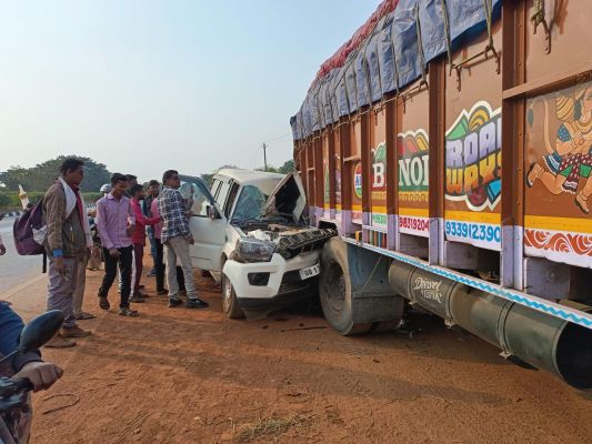 ओडिशा से आ रही स्कॉर्पियो गुजरा फाटक के पास खड़ी ट्रक से जा भिड़ी 