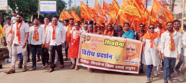 शिवसेना ने किया प्रदर्शन