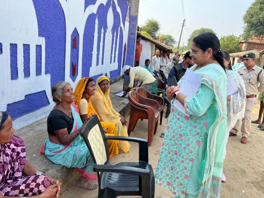 तेन्दूपत्ता संग्राहकों से मिली वन सचिव, भुगतान में गड़बड़ी का मामला