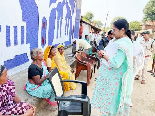 तेन्दूपत्ता संग्राहकों से मिली वन सचिव, भुगतान में गड़बड़ी का मामला