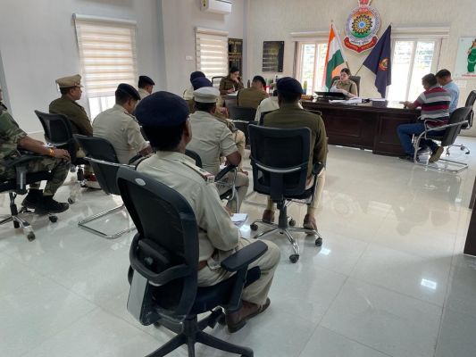 पेंडिंग शिकायतों व अपराधों पर एसपी ने की समीक्षा