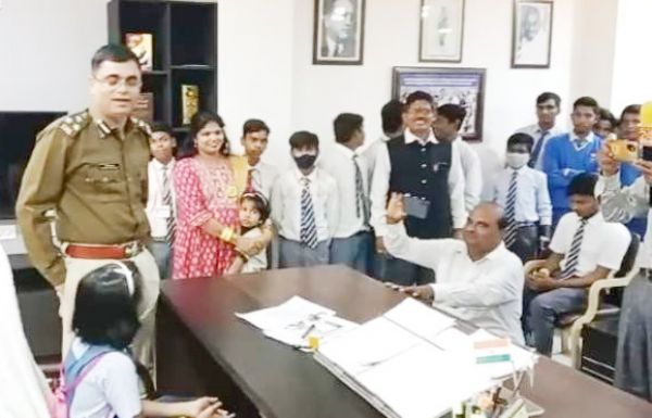 काव्या बनीं एक दिन की वरिष्ठ पुलिस अधीक्षक